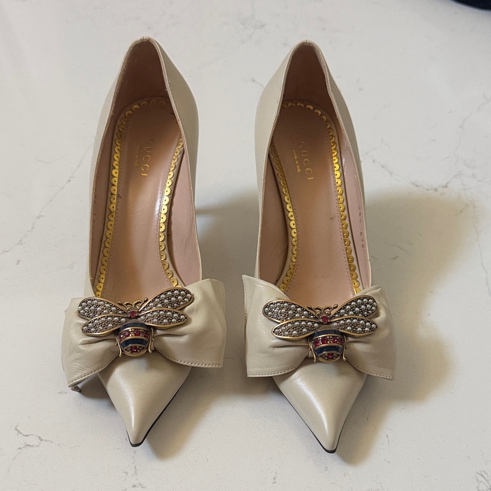 Gucci Ivory Leather Pointed-Toe Heels with Crystal Bee and Bow